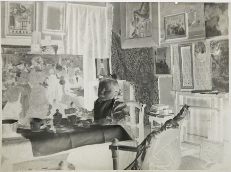 Charles De Mey dînant dans l'atelier d'Henri Evenepoel, 21bis avenue de La Motte-Picquet, à Paris