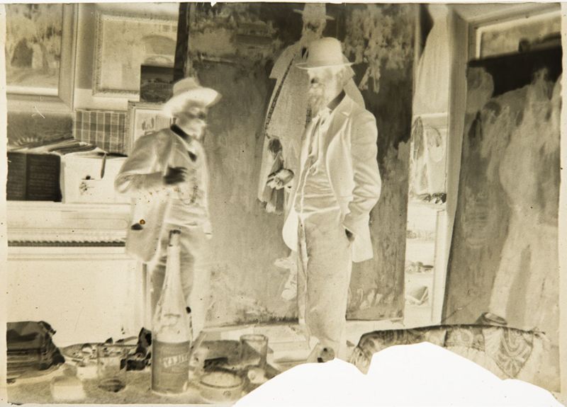 Les peintres Francisco Iturrino et Charles Milcendeau dans l'atelier d'Henri Evenepoel, 21bis avenue de La Motte-Picquet, à Paris