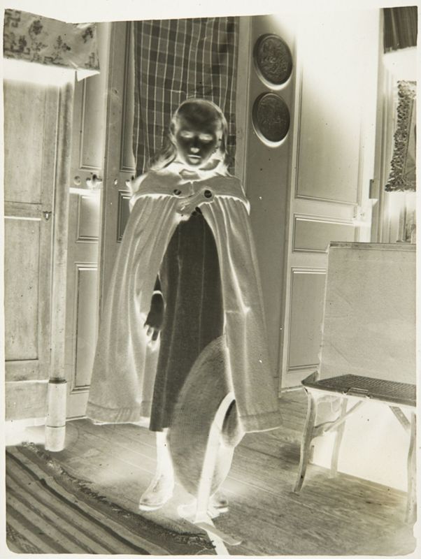 Henriette De Mey dans l'atelier d'Henri Evenepoel, 21bis avenue de La Motte-Picquet, à Paris