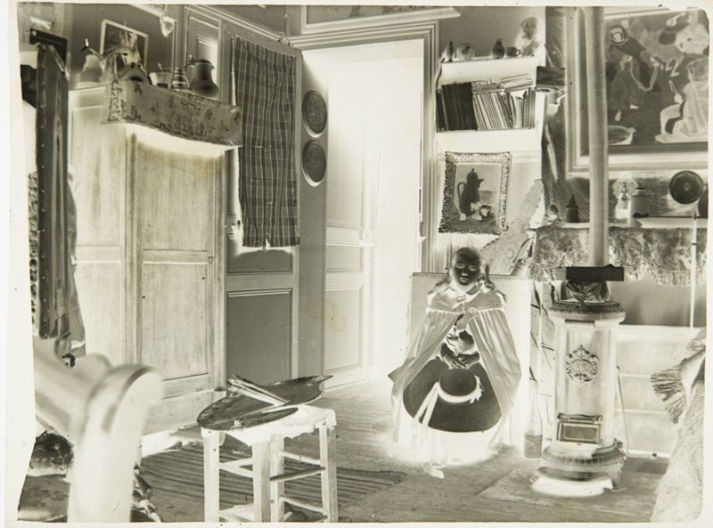 Henriette De Mey assise dans l'atelier d'Henri Evenepoel, 21bis avenue de La Motte-Picquet, à Paris