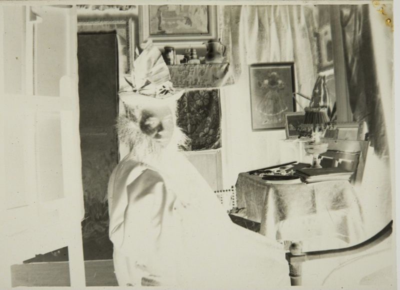 Louise De Mey-van Mattemburgh dans l'atelier d'Henri Evenepoel, 21bis avenue de La Motte-Picquet, à Paris