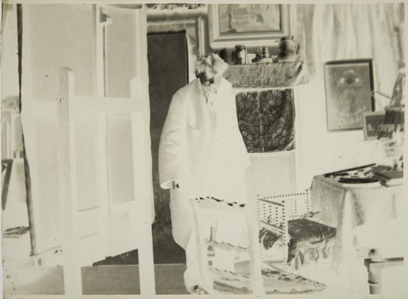 Le peintre Simon Bussy dans l'atelier d'Henri Evenepoel, 21bis avenue de La Motte-Picquet, à Paris