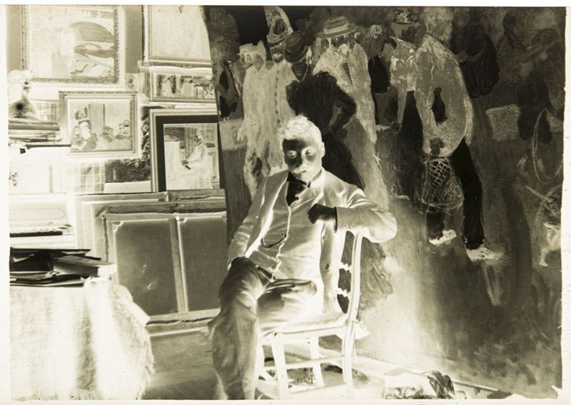 Charles Milcendeau posant devant la "Promenade du dimanche au Bois de Boulogne"  (D.D.C. 1994 n° 314) dans l'atelier d'Henri Evenepoel,  21bis avenue de La Motte-Picquet à Paris