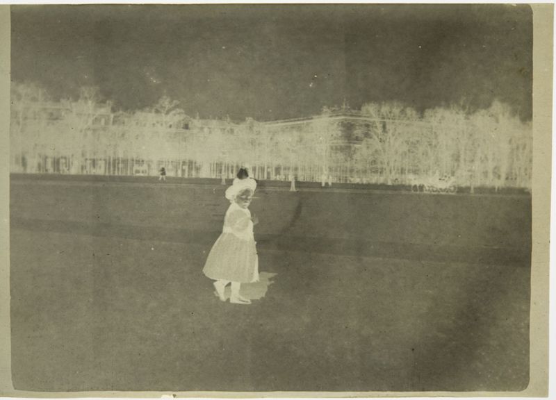 Charles De Mey sur l'esplanade des Invalides à Paris