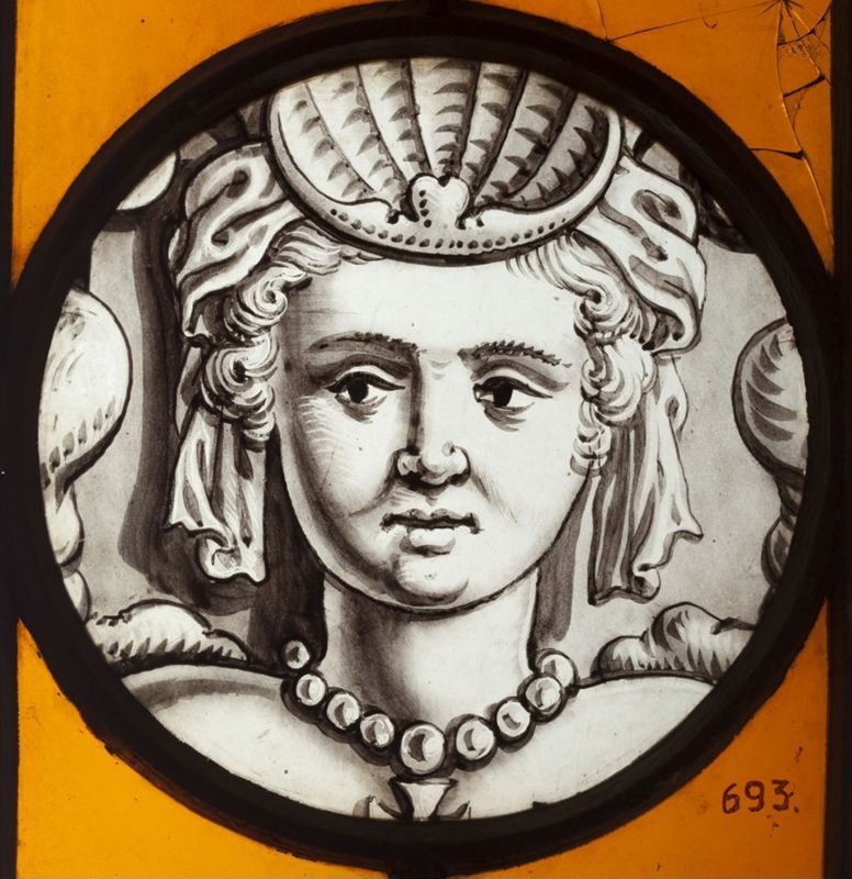 Tête de femme avec coiffe, ornée d'une coquille