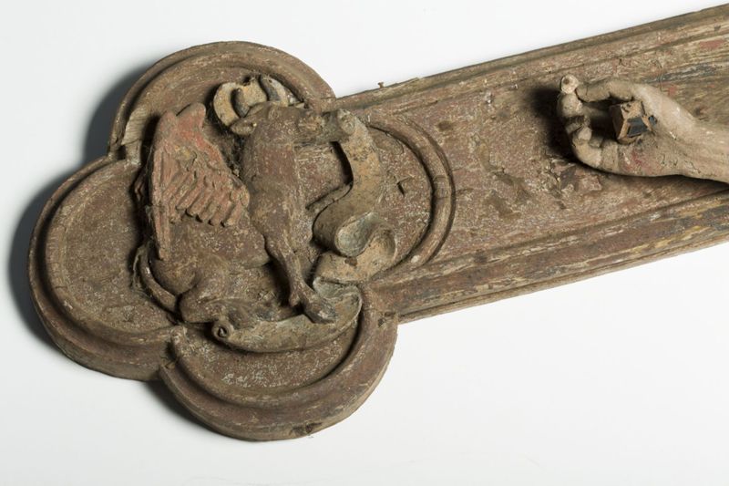 Calvaire de Lesve: Croix avec les attributs des quatre évangélistes