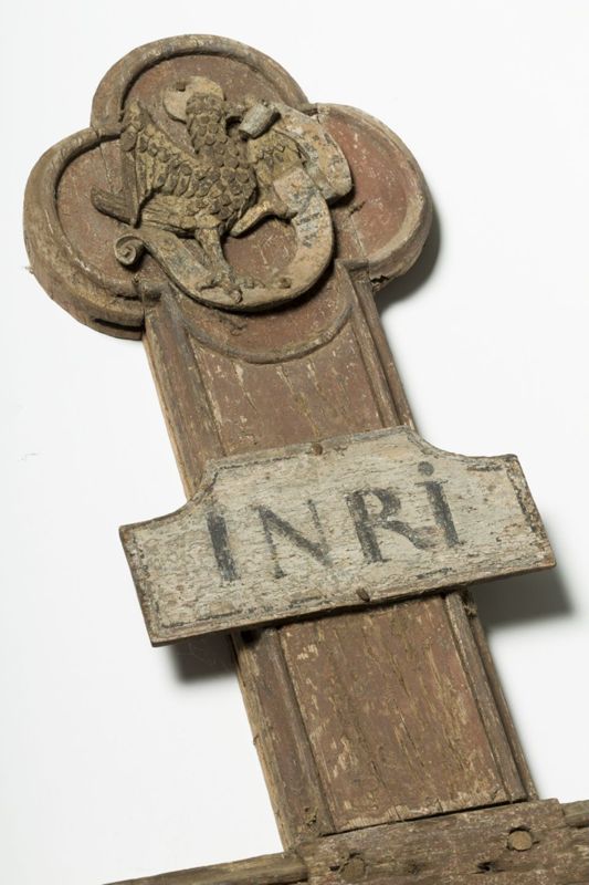 Calvaire de Lesve: Croix avec les attributs des quatre évangélistes
