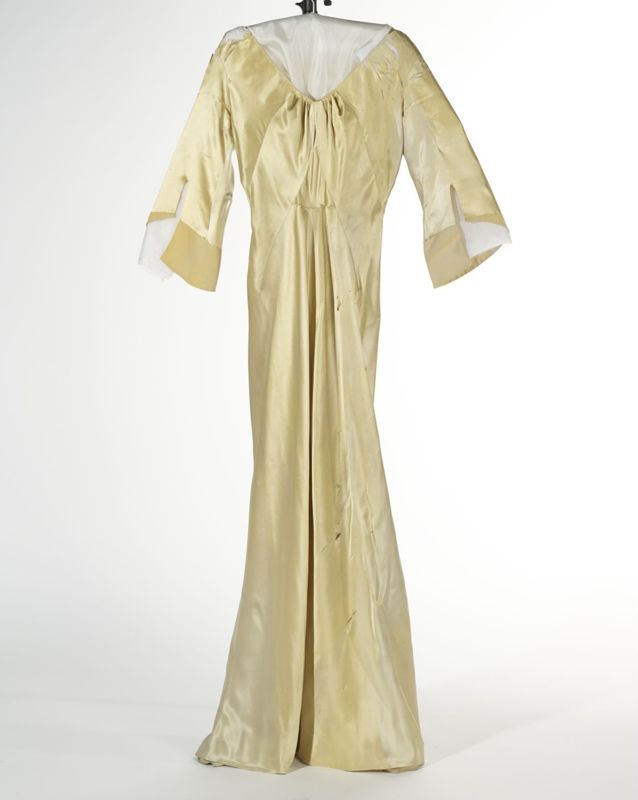 Tenue de la reine Astrid de Belgique