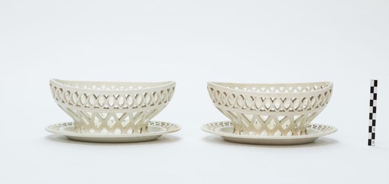 Paire de corbeilles en faïence blanche
