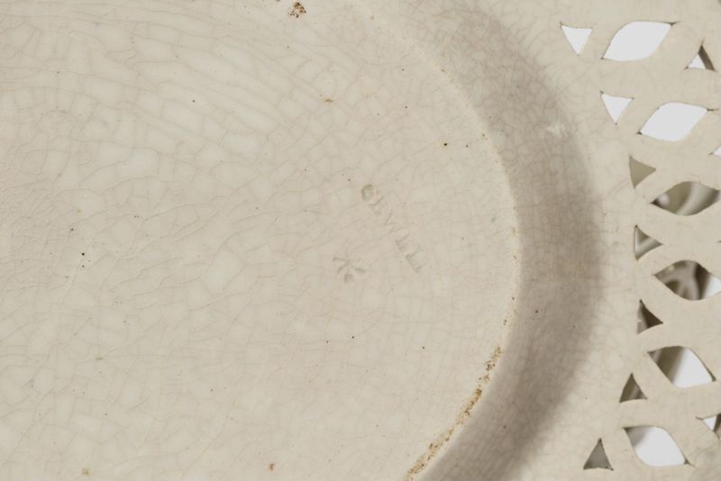 Paire de corbeilles en faïence blanche