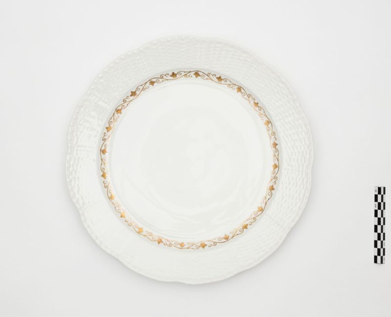 Service en porcelaine à décor de frise de lierre
