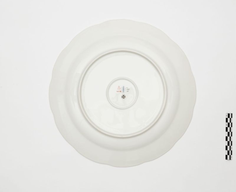 Service en porcelaine à décor de frise de lierre