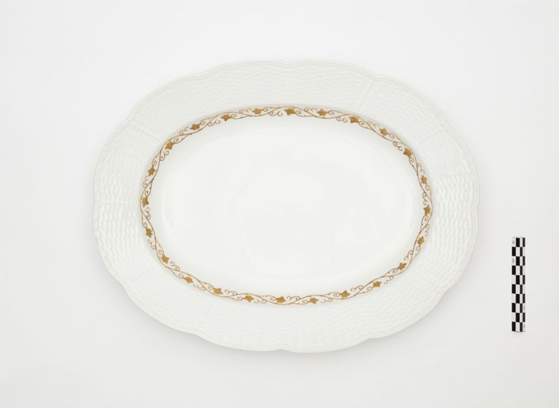 Service en porcelaine à décor de frise de lierre