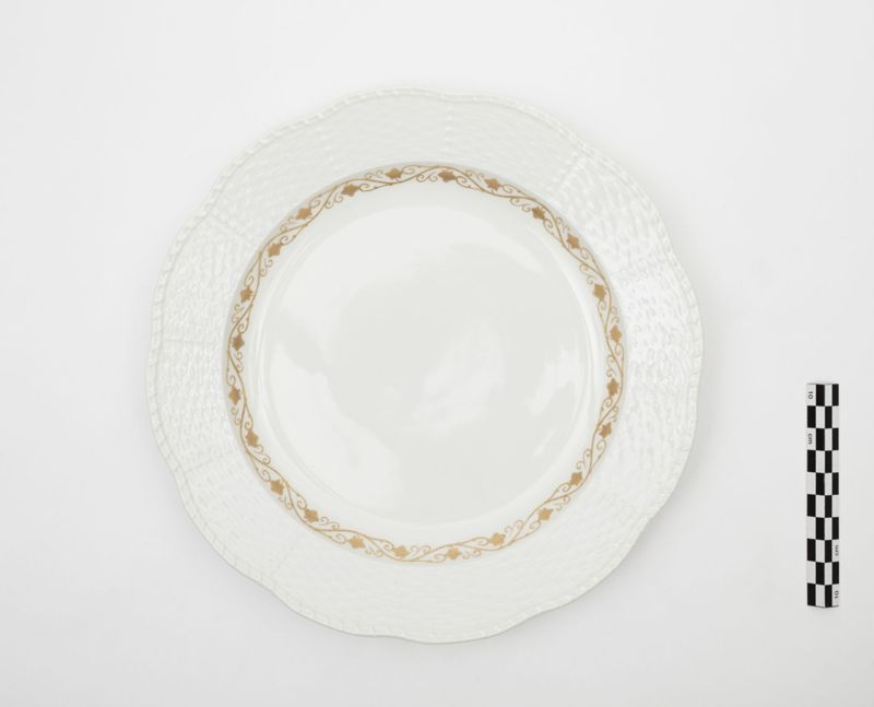 Service en porcelaine à décor de frise de lierre