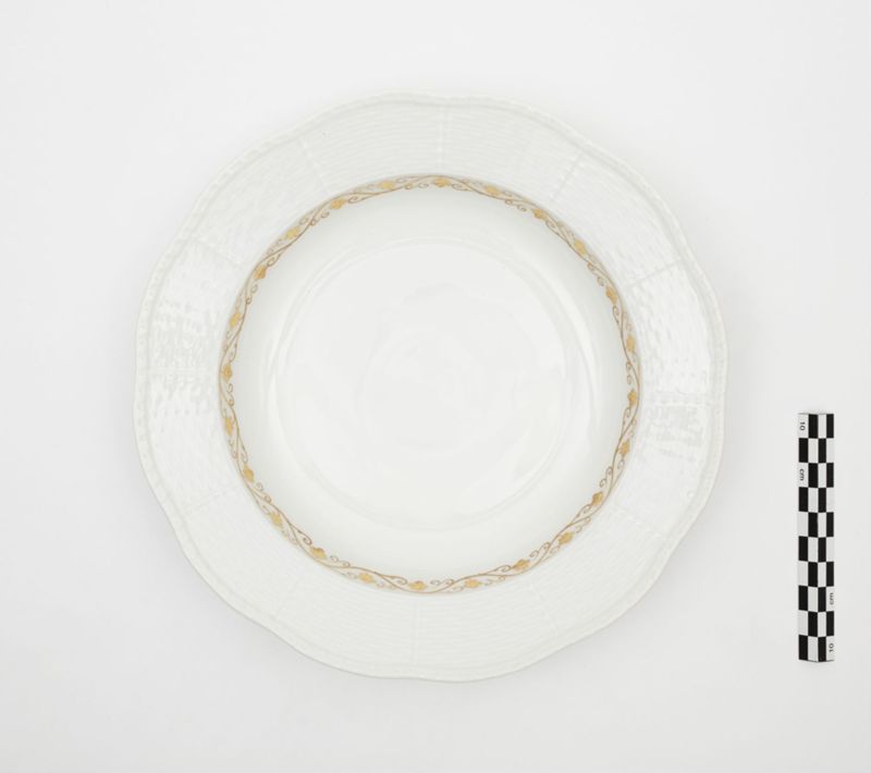 Service en porcelaine à décor de frise de lierre