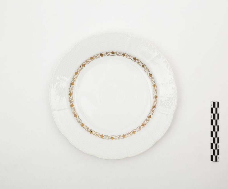 Service en porcelaine à décor de frise de lierre