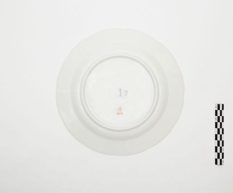 Service en porcelaine à décor de frise de lierre