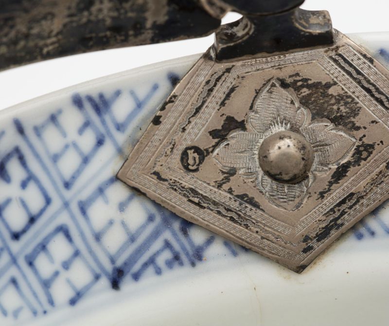 Bol en porcelaine avec anse en argent