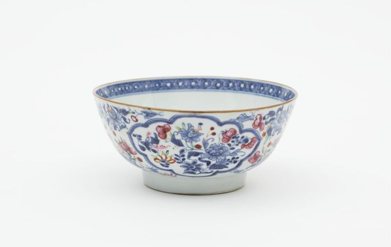 Bol en porcelaine au décor de fleurs polychromes