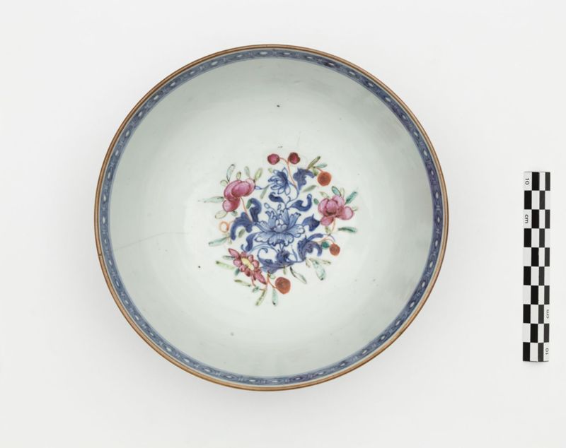 Bol en porcelaine au décor de fleurs polychromes