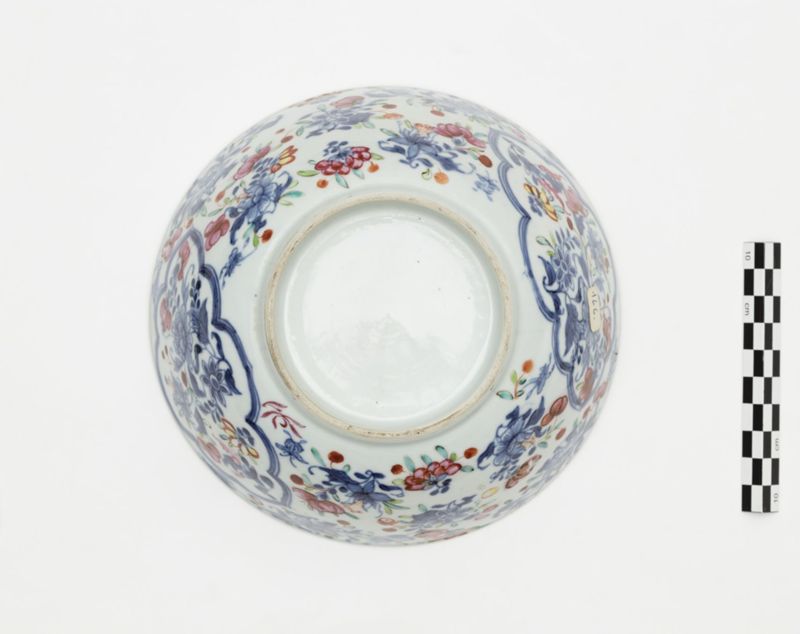 Bol en porcelaine au décor de fleurs polychromes