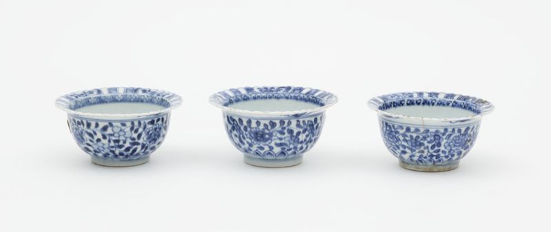 Ensemble de trois pochons en porcelaine au décor de fleurs et de feuilles