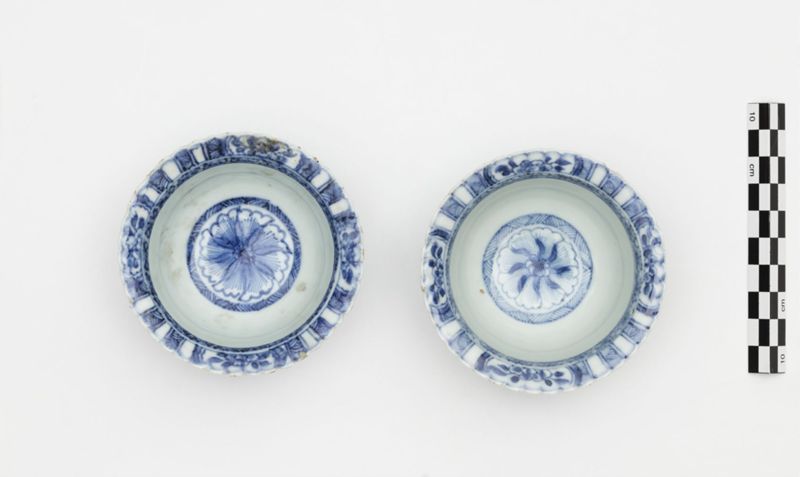 Ensemble de trois pochons en porcelaine au décor de fleurs et de feuilles