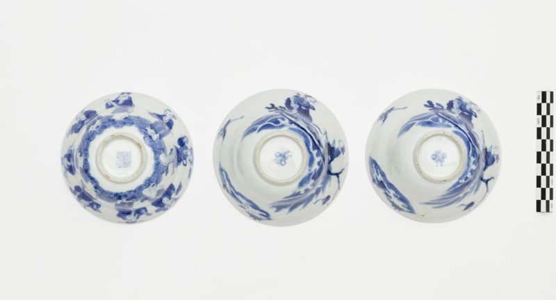 Ensemble de trois bols à boire en porcelaine au décor de personnages dits "Immortels"