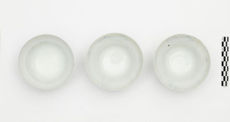 Ensemble de trois bols à boire en porcelaine au décor de personnages dits "Immortels"