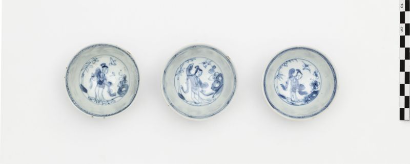 Ensemble de trois pochons en porcelaine de Chine au décor de fleurs