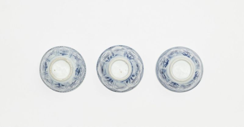 Ensemble de trois pochons en porcelaine de Chine au décor de fleurs