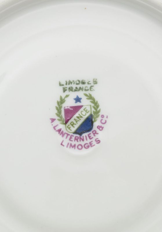 Service à café à décor de fleurs