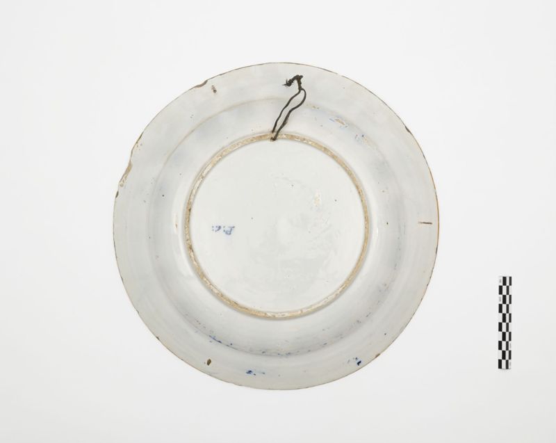 Plat en faïence de Delft au décor de vase fleuri