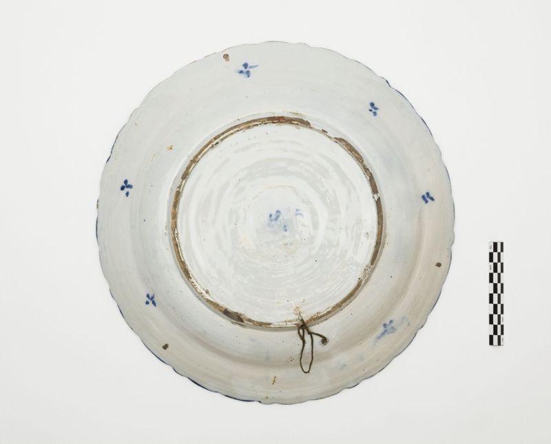 Plat en faïence de Delft au décor d'un vase fleuri