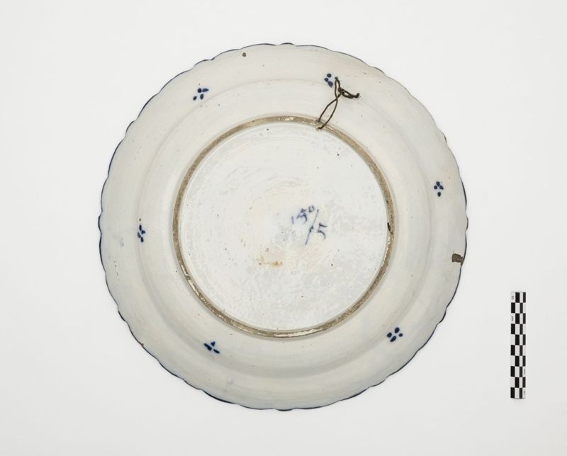 Plat en faïence de Delft au décor d'un vase fleuri