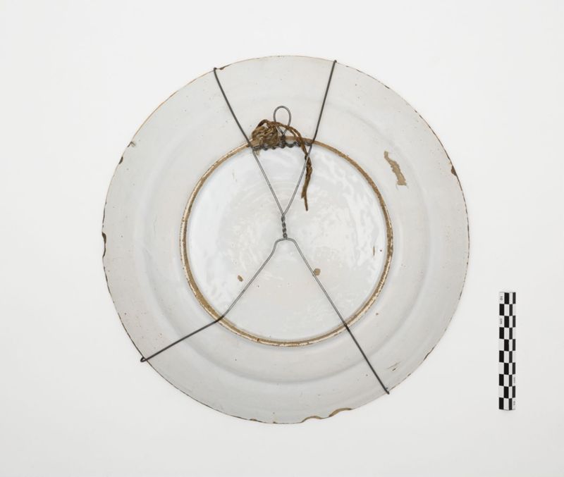 Plat en faïence de Delft au décors de tiges fleuries
