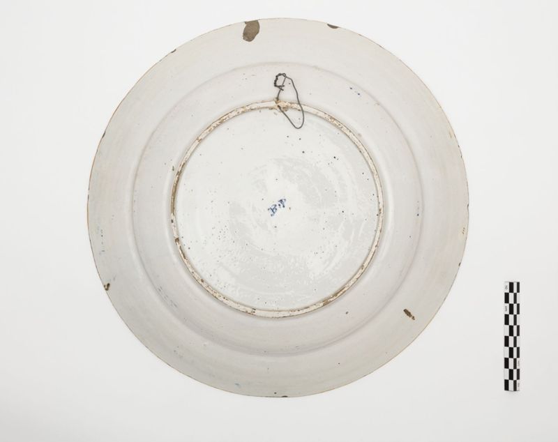 Plat en faïence de Delft au décor de vase fleuri