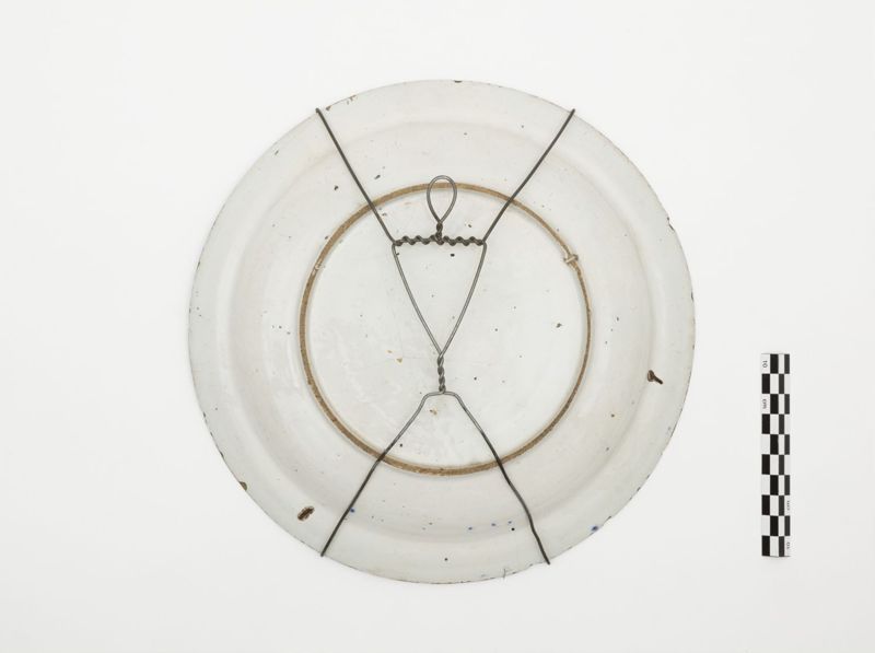 Plat en faïence de Delft au décor de jeté de fleurs