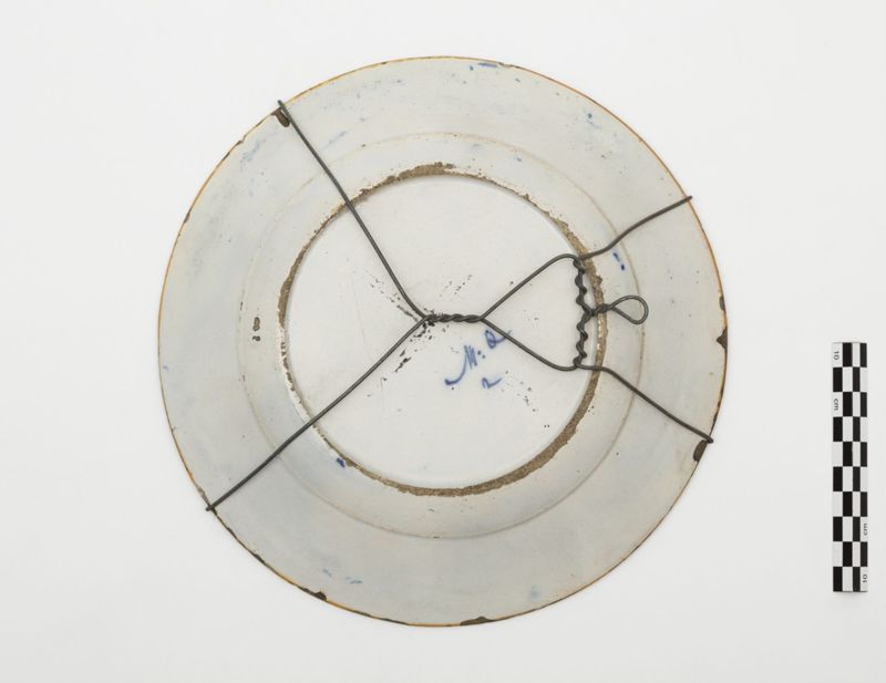 Plat en faïence de Delft au décor de vase fleuri