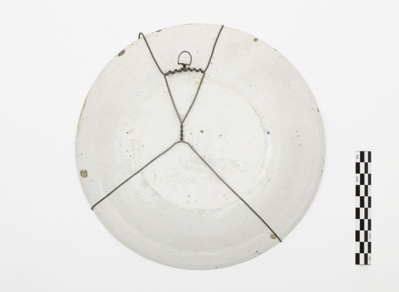 Plat en faïence de Delft au décor fleuri