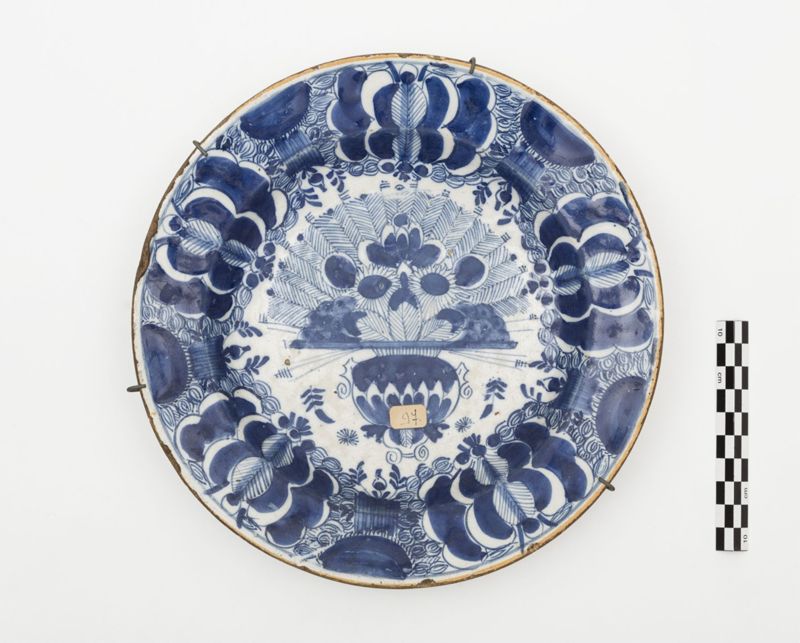 Plat en faïence de Delft au décor de vase fleuri