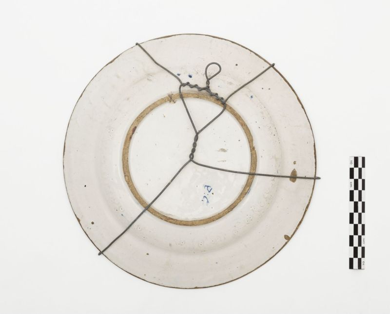 Plat en faïence de Delft au décor de vase fleuri