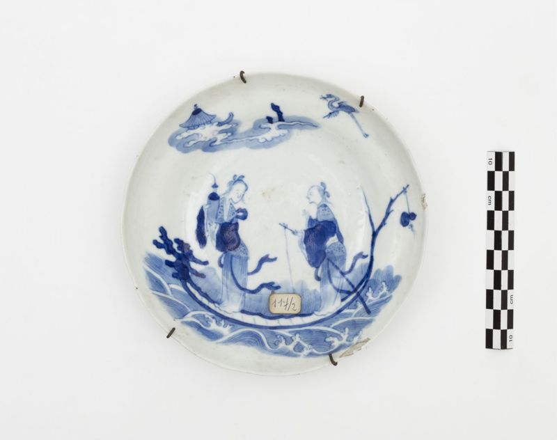 Assiette au décor de personnages dits Immortels