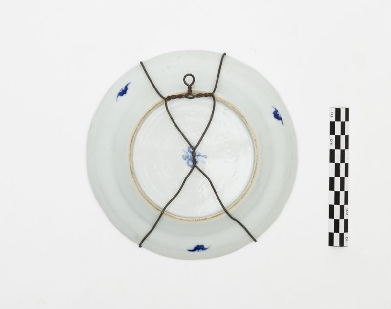 Assiette au décor de personnages dits Immortels
