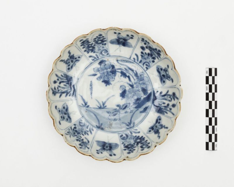 Assiette en faïence de Delft au décor de fleurs et de canards