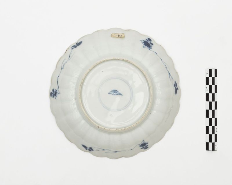 Assiette en faïence de Delft au décor de fleurs et de canards