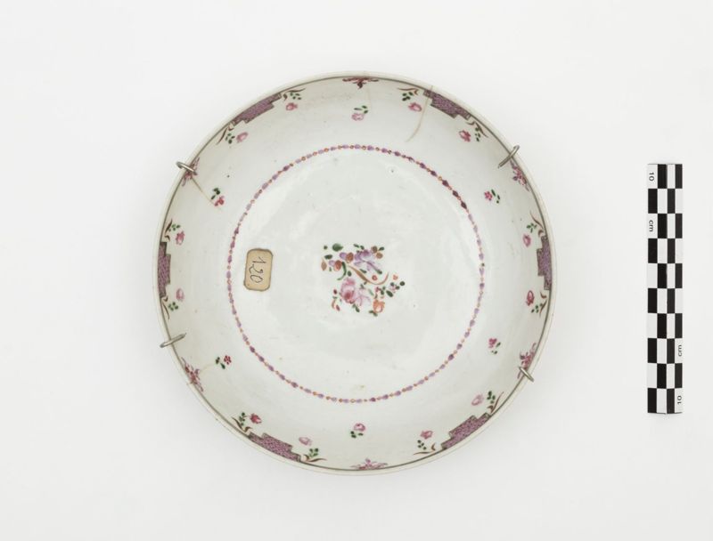 Assiette en porcelaine au décor de fleurs
