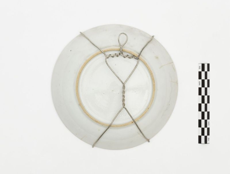 Assiette en porcelaine au décor de fleurs