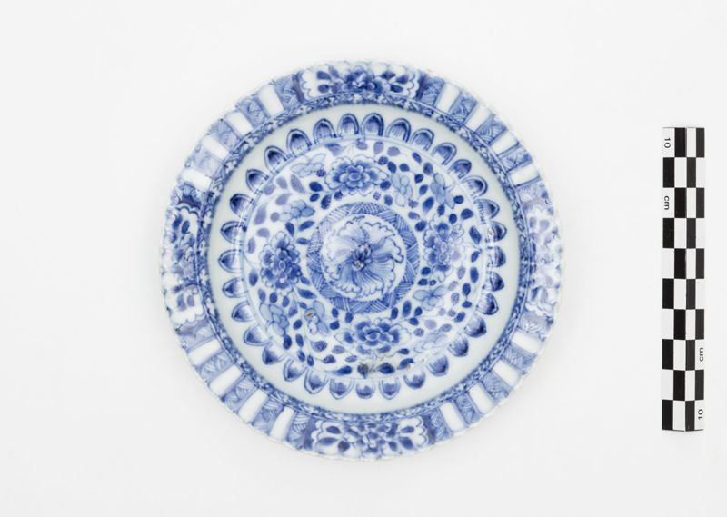 Plat en faïence de Delft au décor de fleurs