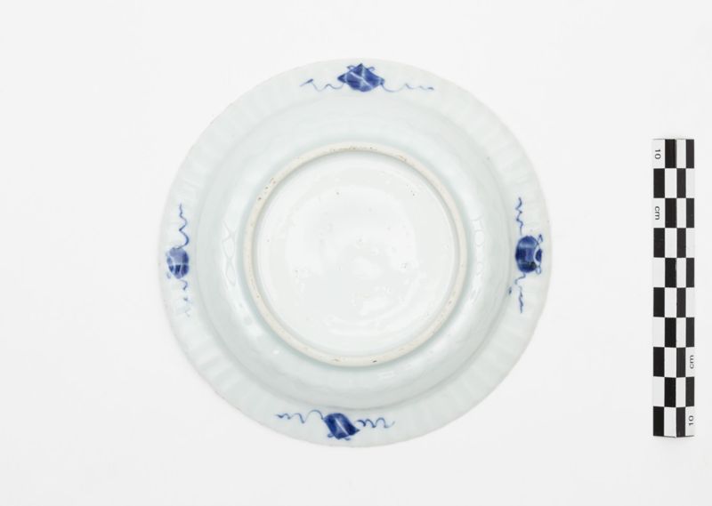 Plat en faïence de Delft au décor de fleurs